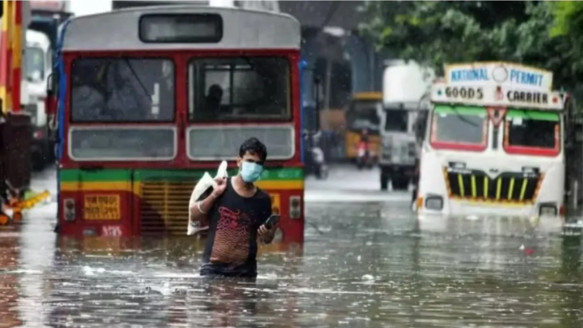 mumbai-rains-waterlogging-imd-red-alert-trains-flights-affected-ulhas-kalu-rivers-eknath-shinde-schools-closed